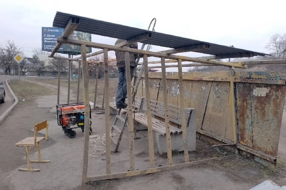 В Бердянске Запорожской области ремонтируют автобусную остановку. ФОТО: администрация Бердянска