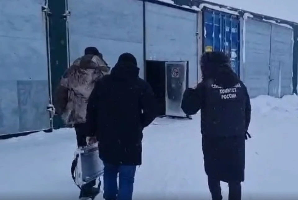 В настоящее время сотрудники следственного комитета опрашивают свидетелей и изучают место происшествия. Фото: принтскрин видео СУ СК России по Чукотскому АО.