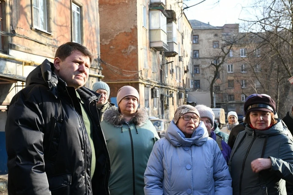 Глава Макеевки проверил ремонт дома, пострадавшего от обстрела 18 февраля. Фото: ТГ/Ключаров