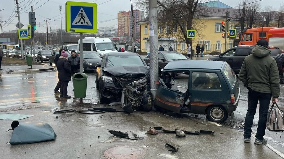 В жестком ДТП с «Окой» и Mercedes в Рязани пострадала пожилая женщина-пешеход. Фото: УМВД по Рязанской области.