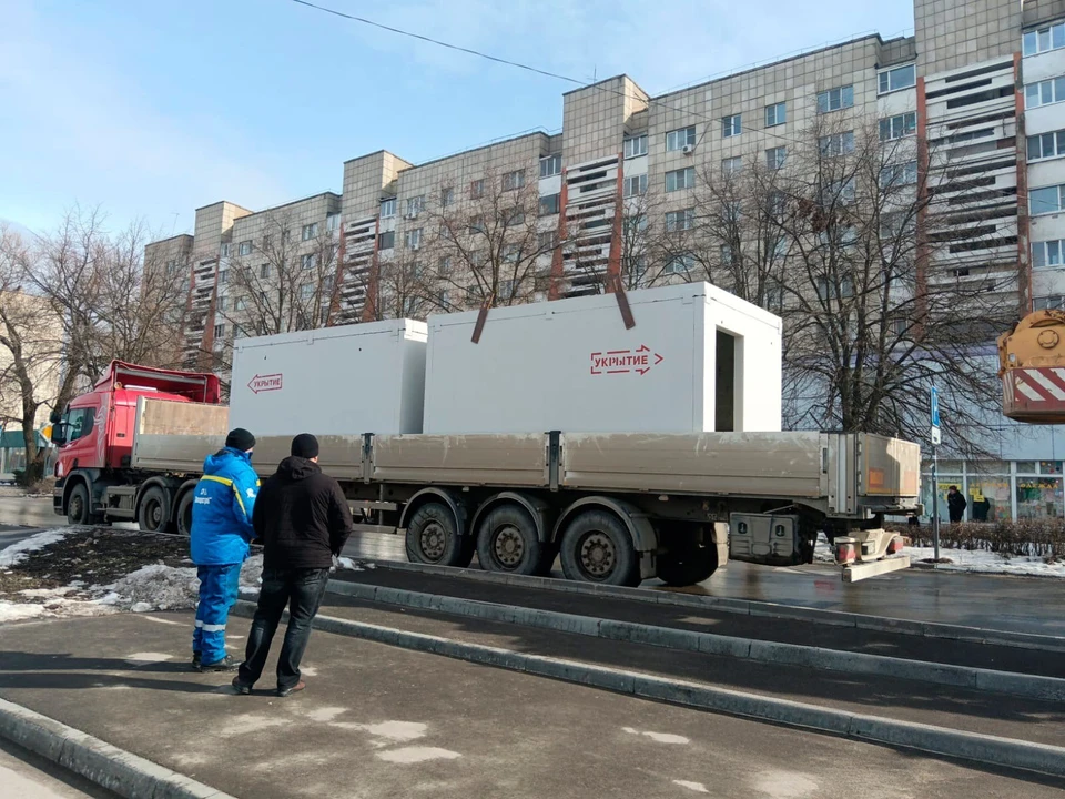 Модульные сооружения, которые позволят укрыться от угроз атаки БпЛА и ракетной опасности, появились на остановках «Областная больница» и «ЛГТУ».