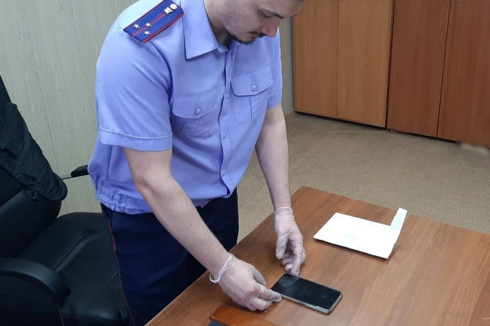 Он переводил сбережения со счета, используя мобильный телефон, который ранее принадлежал потерпевшей.