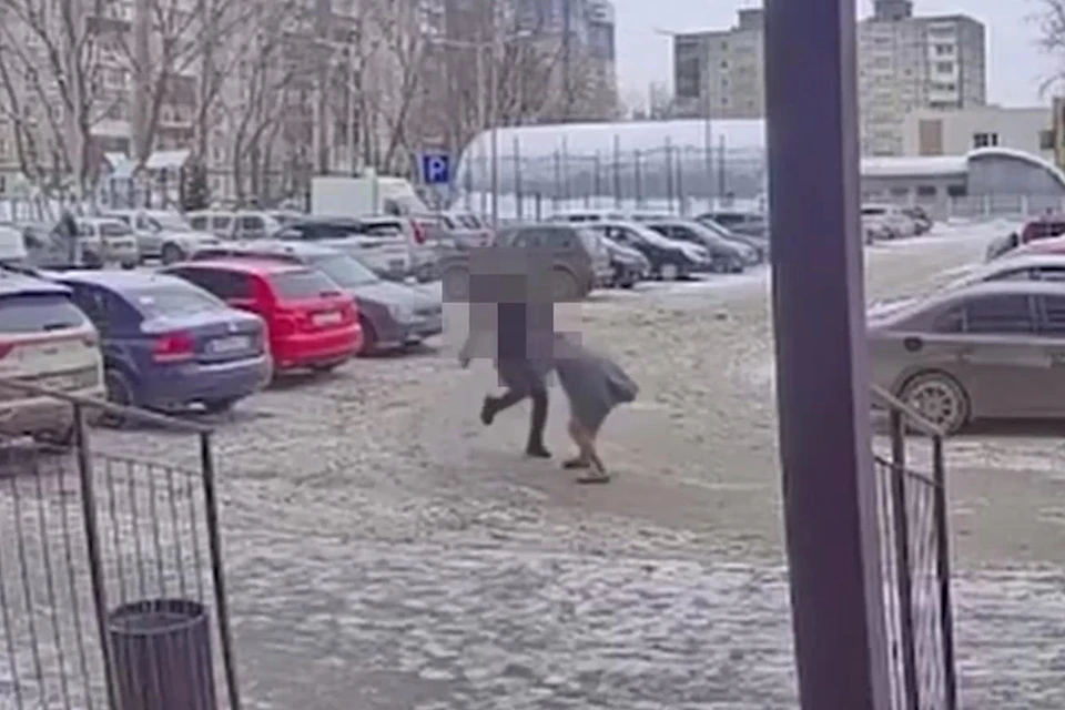 В редакцию «КП-Пермь» прислали видеозапись, которая объясняет происхождение синяков. Фото: скриншот видео, предоставленное очевидцами