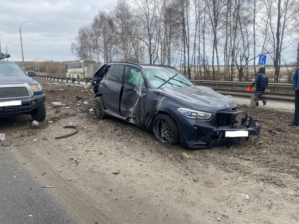 Молодой водитель BMW X5 протаранил столб на трассе М-5 под Рязанью.