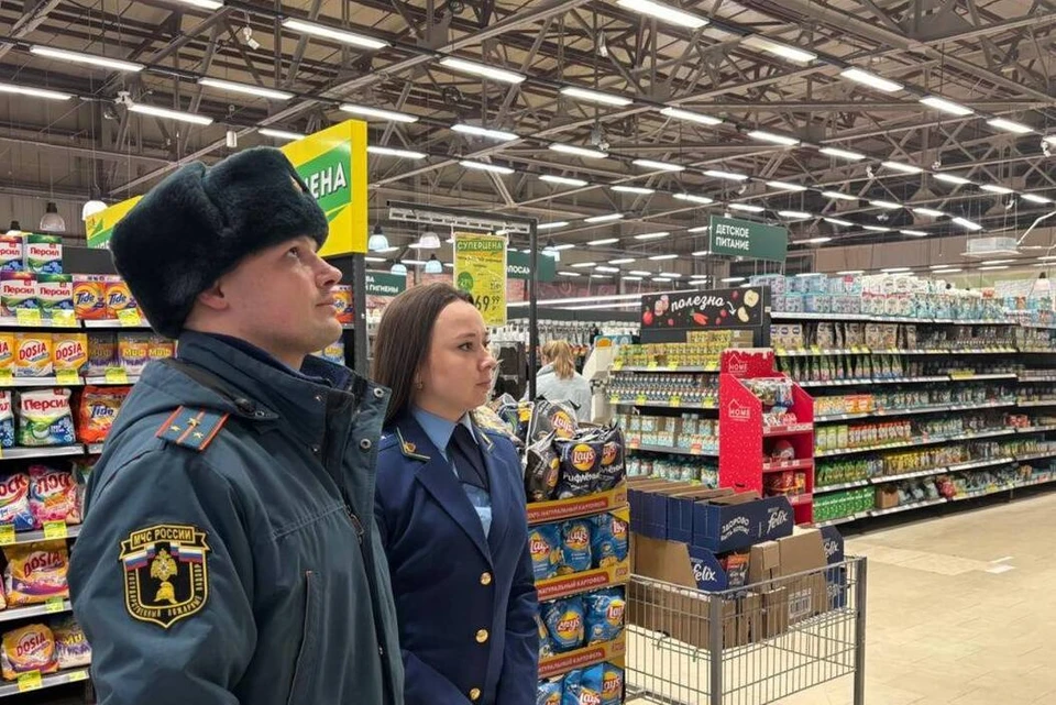 Сотрудники прокуратуры прибыли в торговый центр на улице Мира в Находке. Фото: пресс-служба прокуратуры Приморского края.