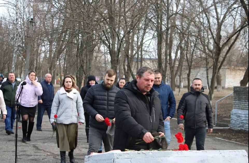 Жители возложили цветы к мемориалу «Скорбящая мать». Фото: администрация главы ЛНР