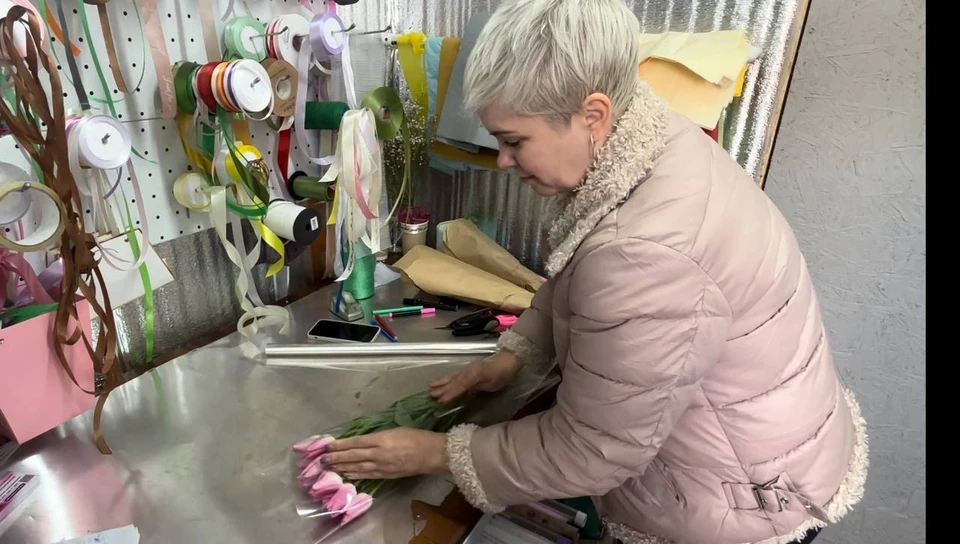 Подготовка букетов к продаже. Фото: t.me/admkrai