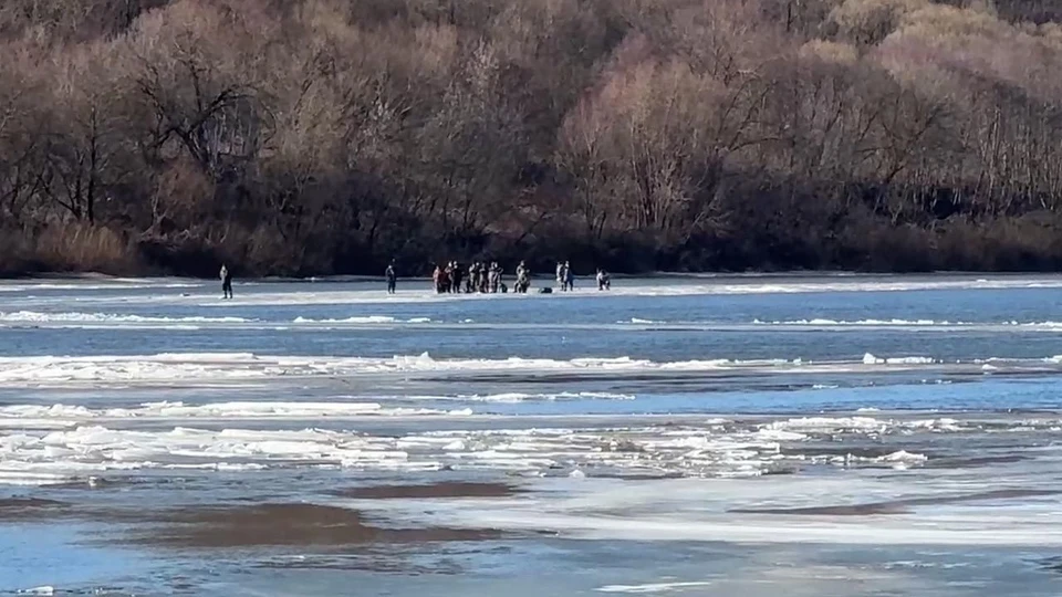 В Калуге откололась льдина с рыбаками