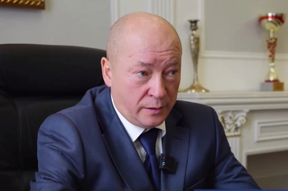 Павел Неверов по образованию педагог, полковник войск национальной гвардии РФ в отставке