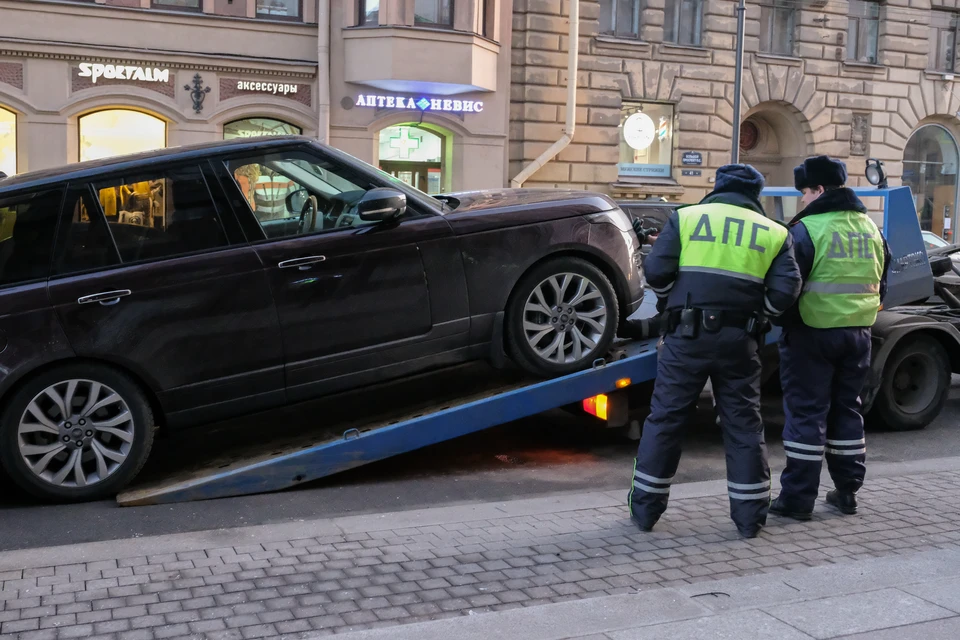 У женщины арестовали иномарку за долги по алиментам в 1,2 миллиона рублей.