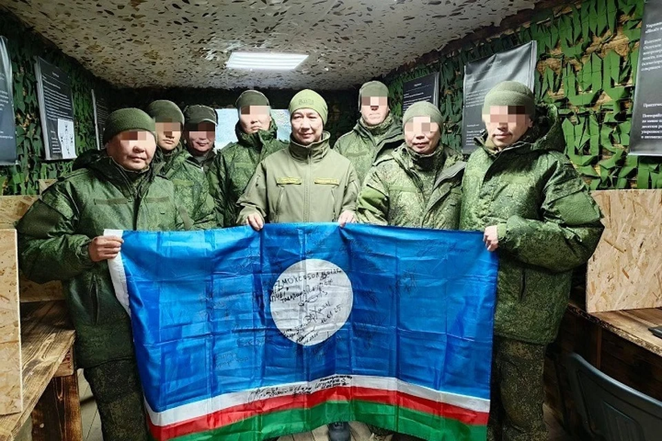 Айсен Николаев вручил военнослужащим награды за отвагу в боях. Фото: телеграм-канал Айсена Николаева