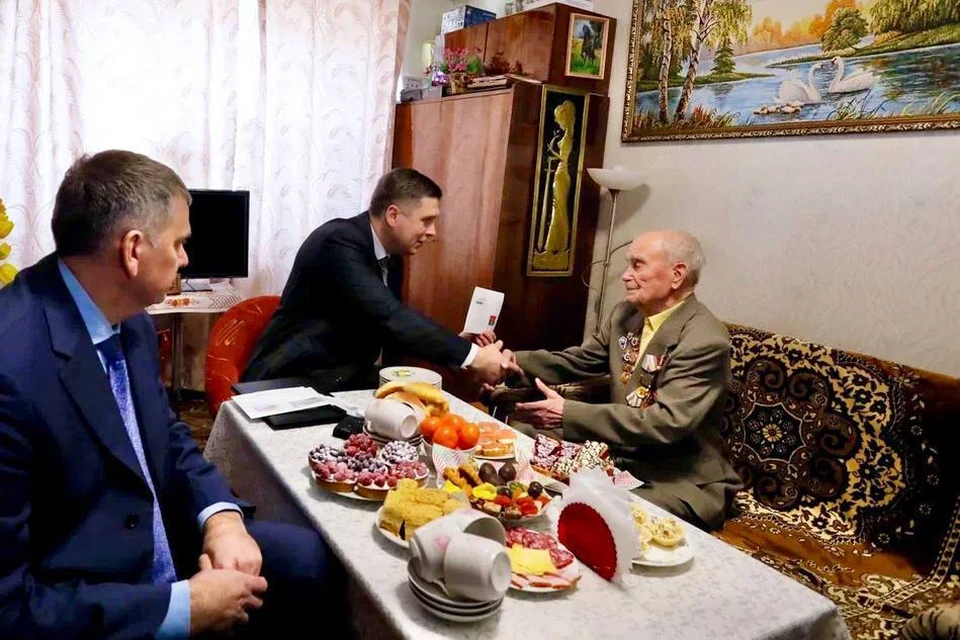 Андрей Гнеушев поздравил нижегородского ветерана со 100-летним юбилеем. Фото: телеграм-канал заместителя губернатора Нижегородской области Андрея Гнеушева.