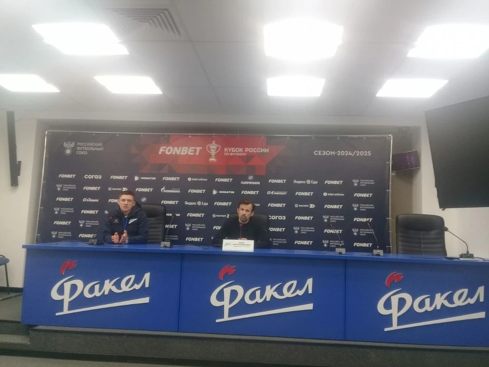 Сергей Семак (справа) заявил о расистских выходках фанатов и одного из игроков «Факела».