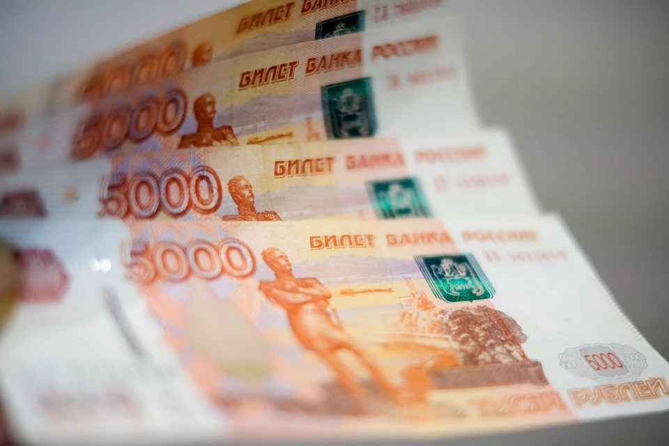 Женщины чуть чаще мужчин регулярно формируют накопления.
