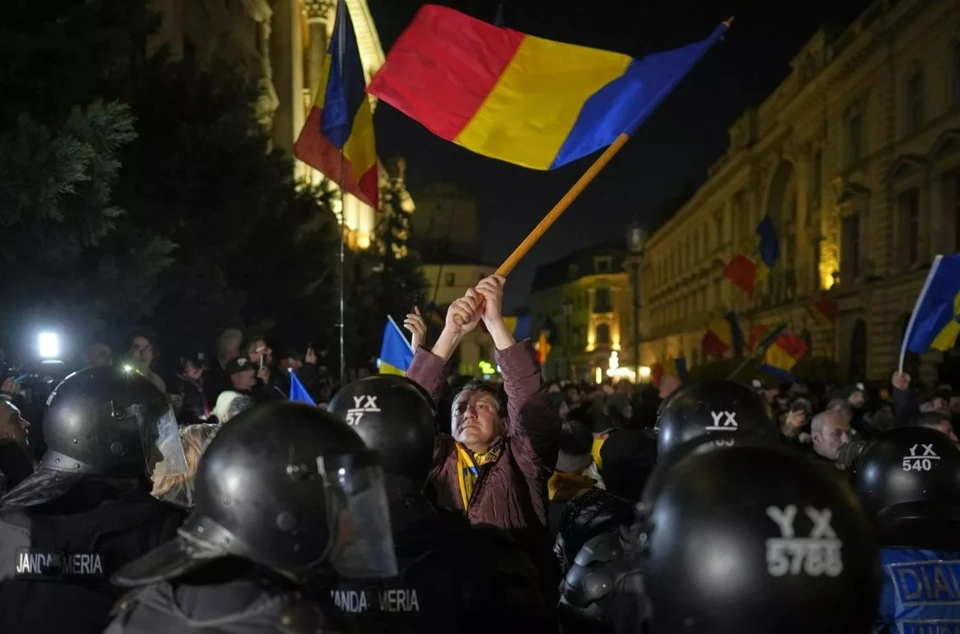 Ночной протест сторонников Кэлина Джорджеску в Бухаресте. AP Photo / Vadim Ghirda