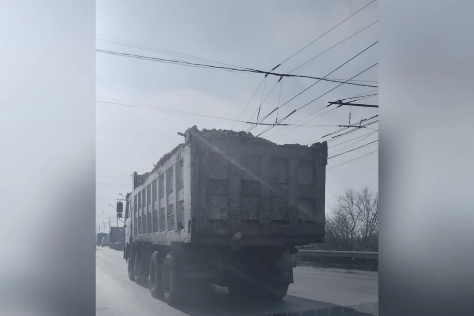 ​В Новосибирске автоинспекторы задержали иностранца-нелегала из-за перевозки сыпучего груза без плащ-палатки. ФОТО: МВД по Новосибирской области