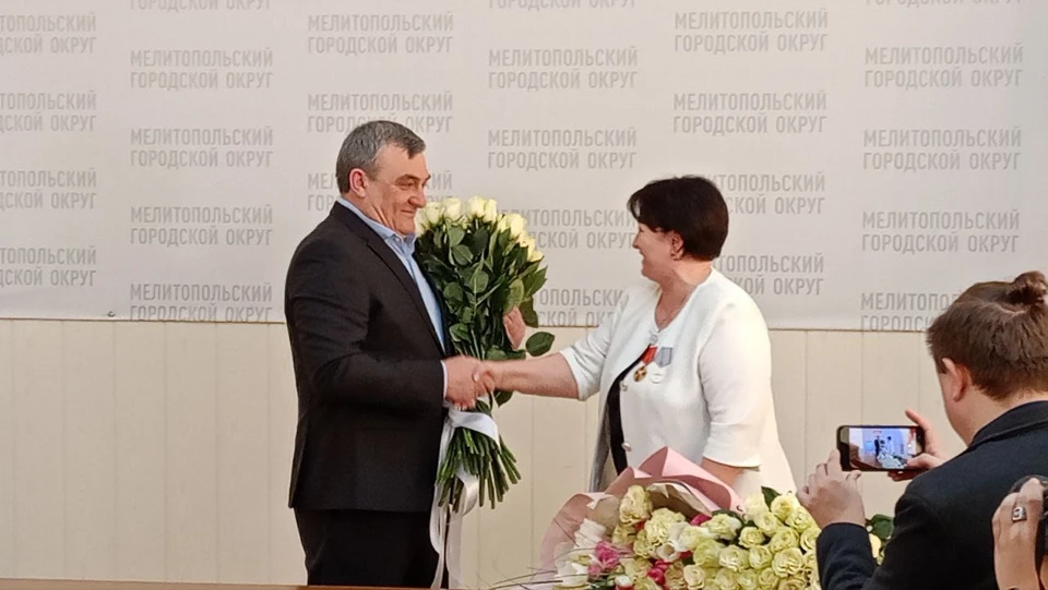 Сергей Золотарев принял пост и подарил Галине Викторовне букет белых роз