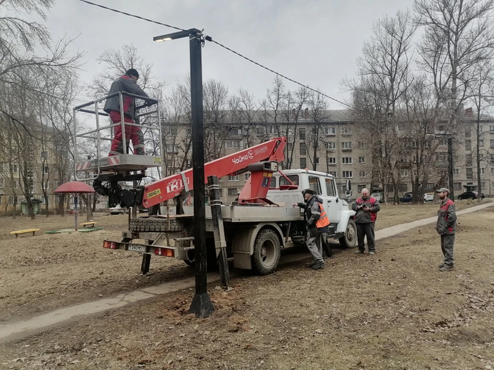 В Туле у школы на улице Кутузова учстановили уличное освещение на пешеходной дорожке.