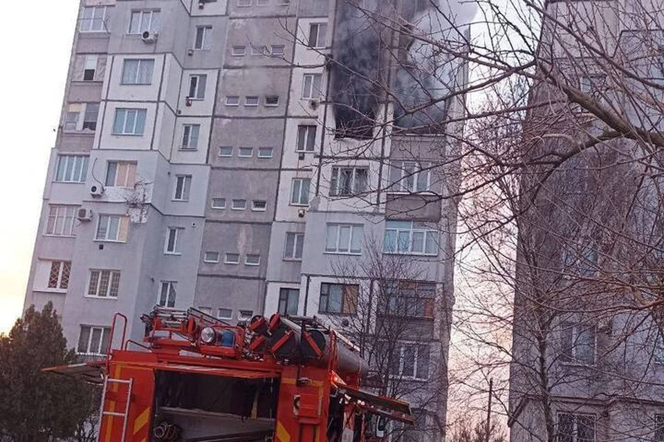 Многоэтажный дом в Таврийске загорелся от дрона ВСУ. Фото: тг-канал Виталия Гуры