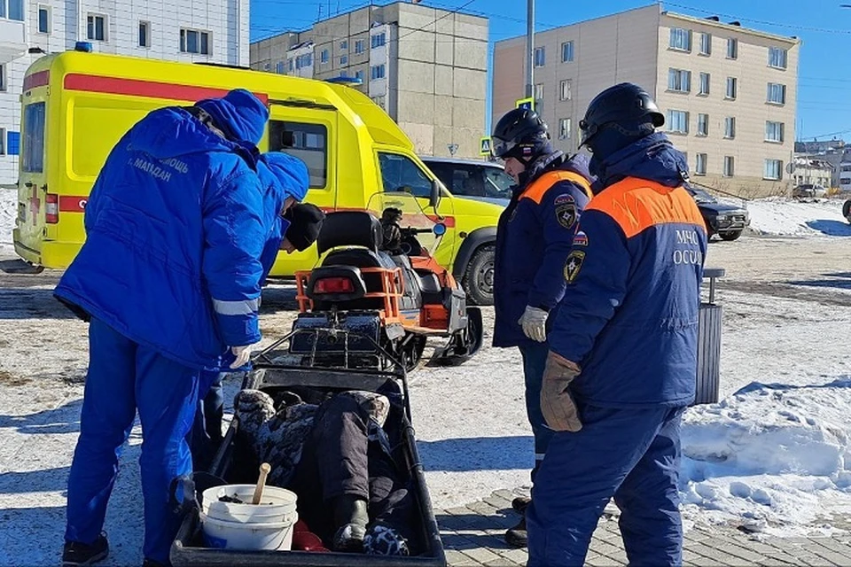 Мужчина попал в беду на льду бухты Нагаева Фото: МЧС Магаданской области