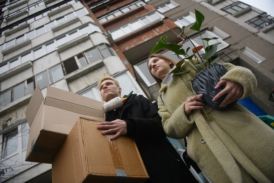 Семейную ипотеку власти решили расширить на вторичное жилье — в городах, где новостроек нет совсем или их очень мало (не больше двух строящихся новых домов)