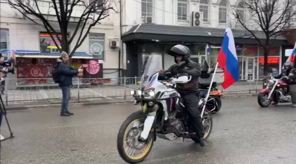 В пробеге принимают участие байкеры, сотрудники Следкомитета и местные активисты. Фото: скриншот видео "Крым 24".