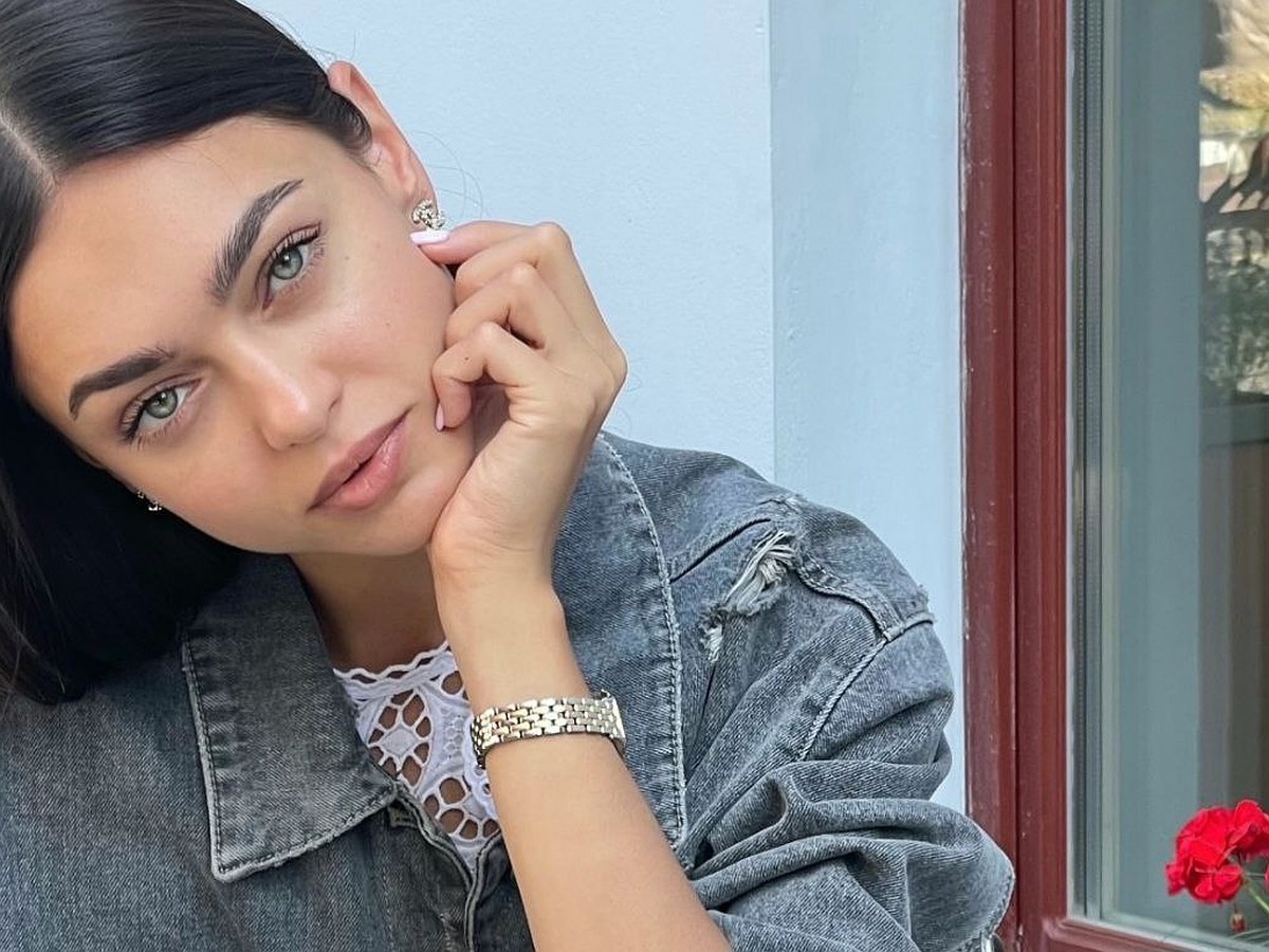 Кеудесі арасында жыныс мүшесі бар қыз (фото)