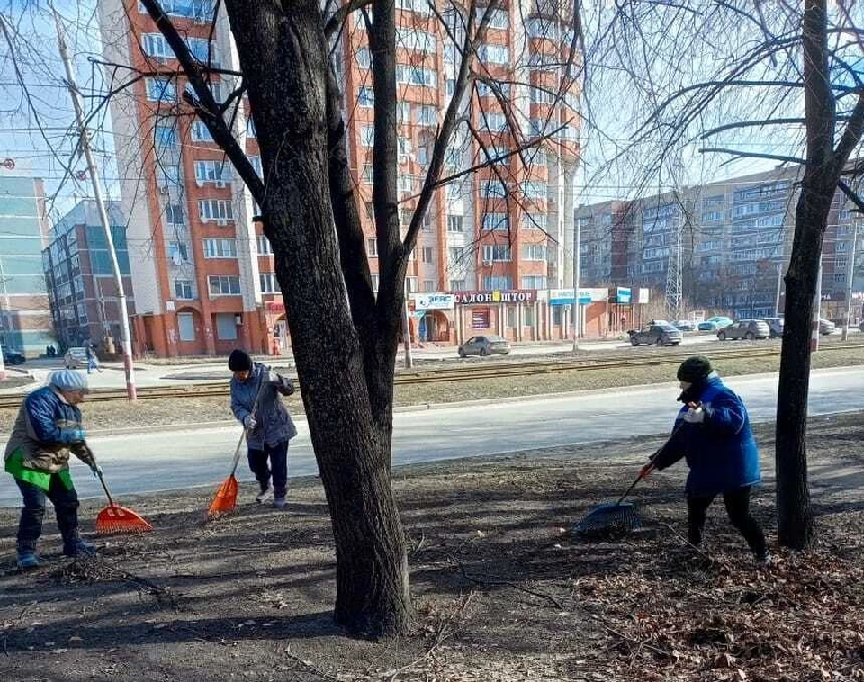 Ульяновские озеленители чистят город от грязи мусора, скопившихся за зиму. ФОТО: тг-канал Центра по благоустройству и озеленению Ульяновска