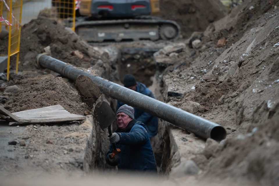 На Ленинском проспекте в Петербурге прорвало трубу с кипятком.