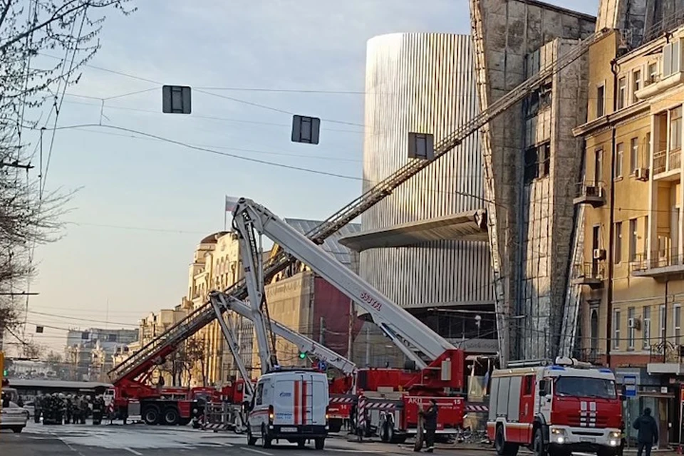 24 марта загорелась кровля торгового центра «Галерея Астор».