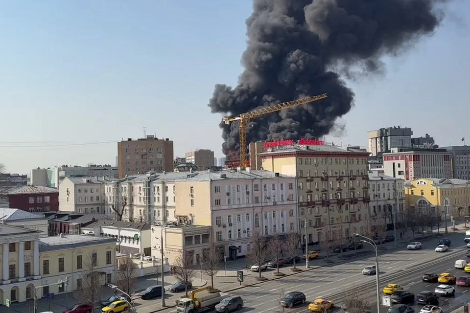 Движение транспорта затруднено в центре Москвы из-за пожара в элитном ЖК