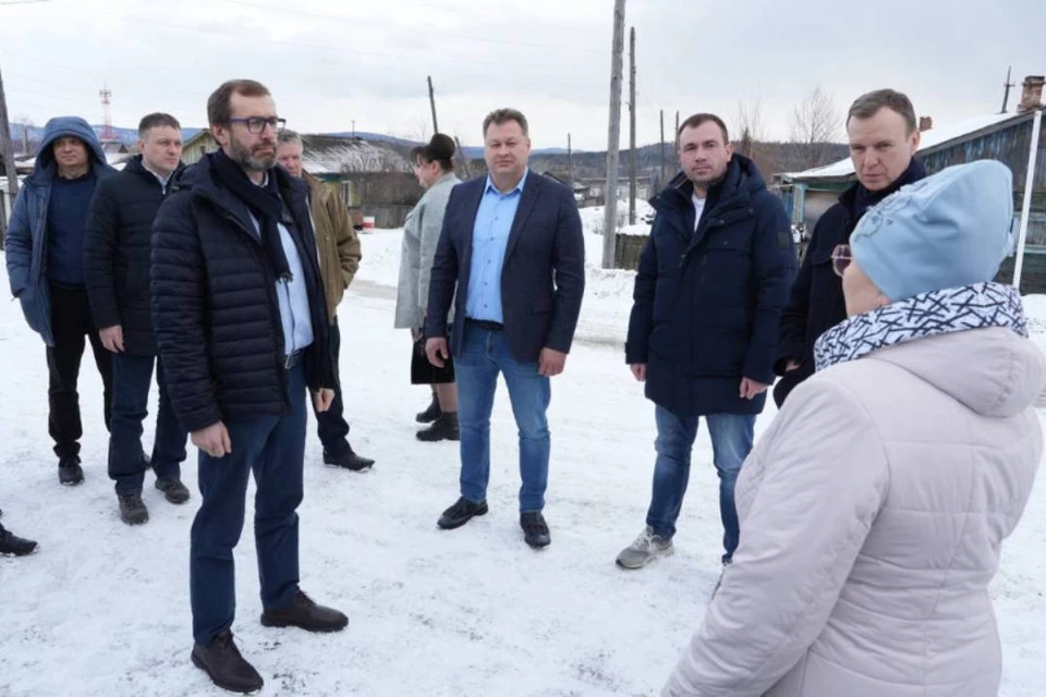 Депутаты посмотрели, как организовано движение около школы в поселке Эдучанка.