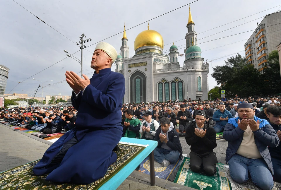 В этот день для верующих также завершается пост священного месяца Рамадана.