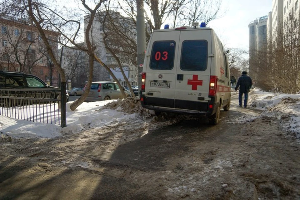 Мужчина, зацепившись курткой за гвоздь, упал с крыши двухэтажного дома