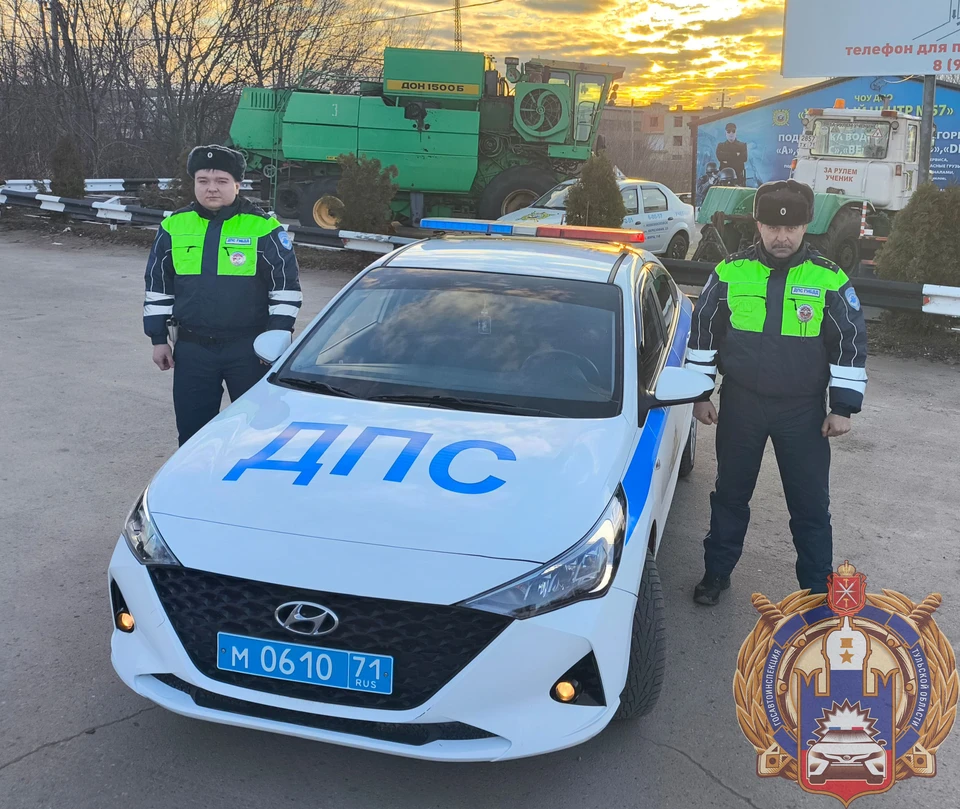 Тульские госавтоинспекторы вызволили из грязевого плена автопоезд