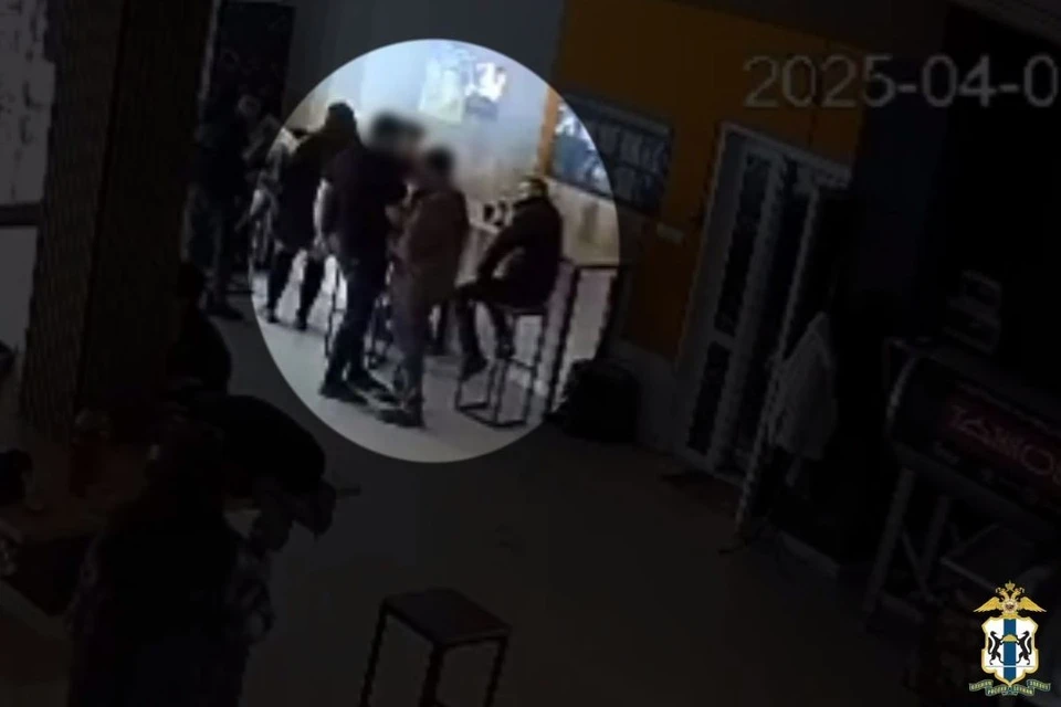 Злоумышленник похитил телефон и перевёл 12 тысяч рублей себе. Фото: стоп-кадр из видео МВД России.