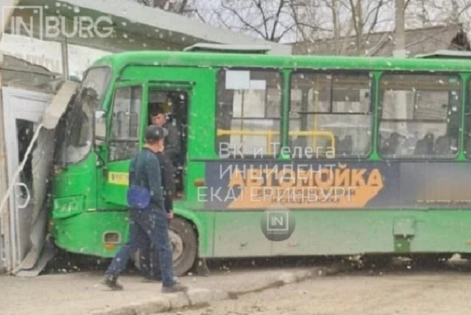 Маршрутка въехала в остановочный комплекс. Фото: telegram-канал «Инцидент Екатеринбург»