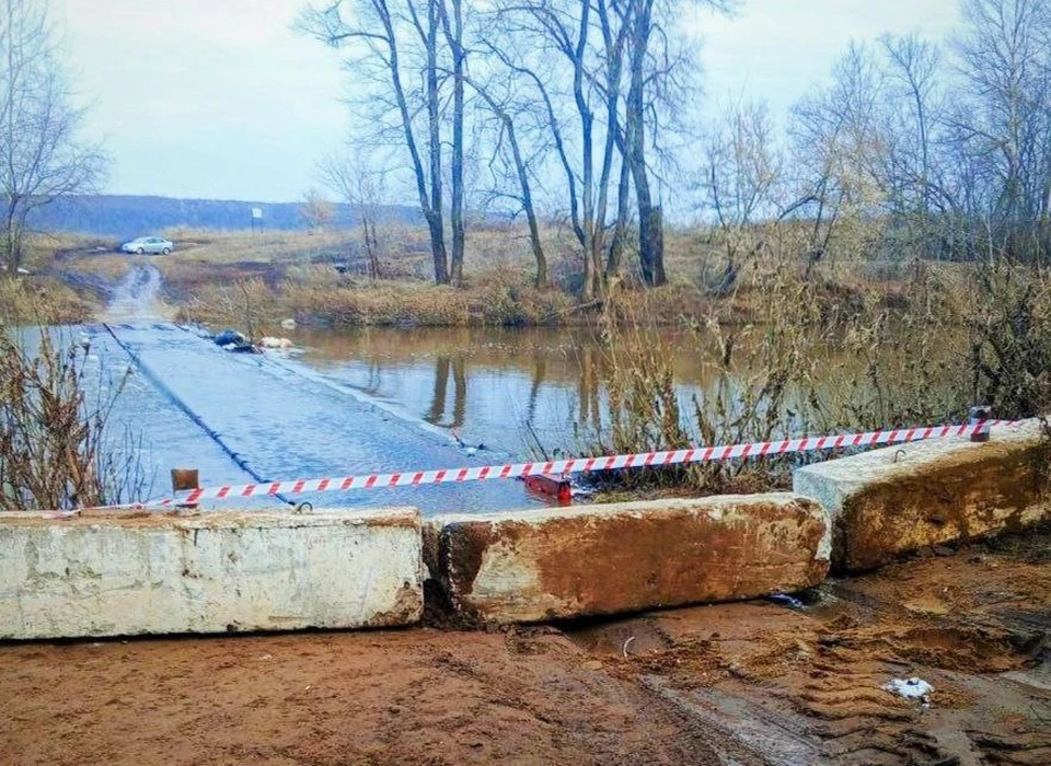 Мост закрыли из-за того, что в Большом Кинеле поднялся уровень воды. Фото: администрация Отрадного