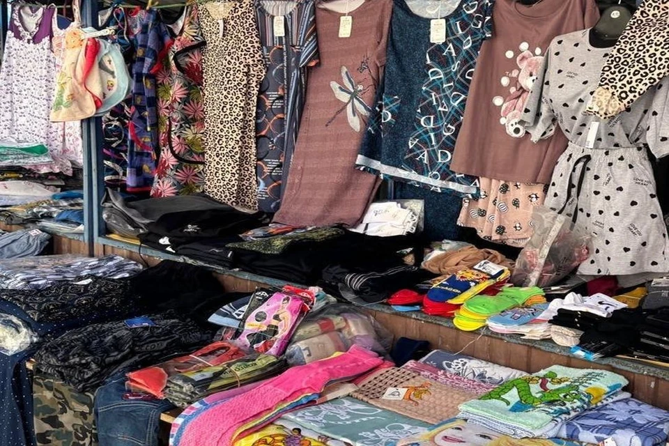 В Новосибирске на Колхидской выявили незаконного продавца одеждой. Фото: мэрия Новосибирска телеграм-канал.
