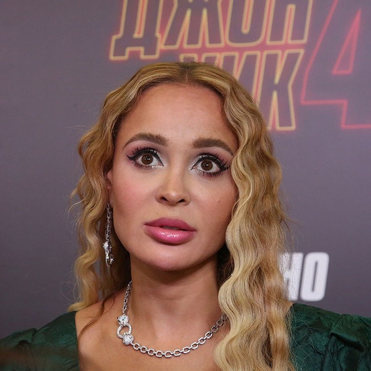 Барлық актерлер жалаңаш және күлкілі Рунет қыздарының барлық жеке чаттары