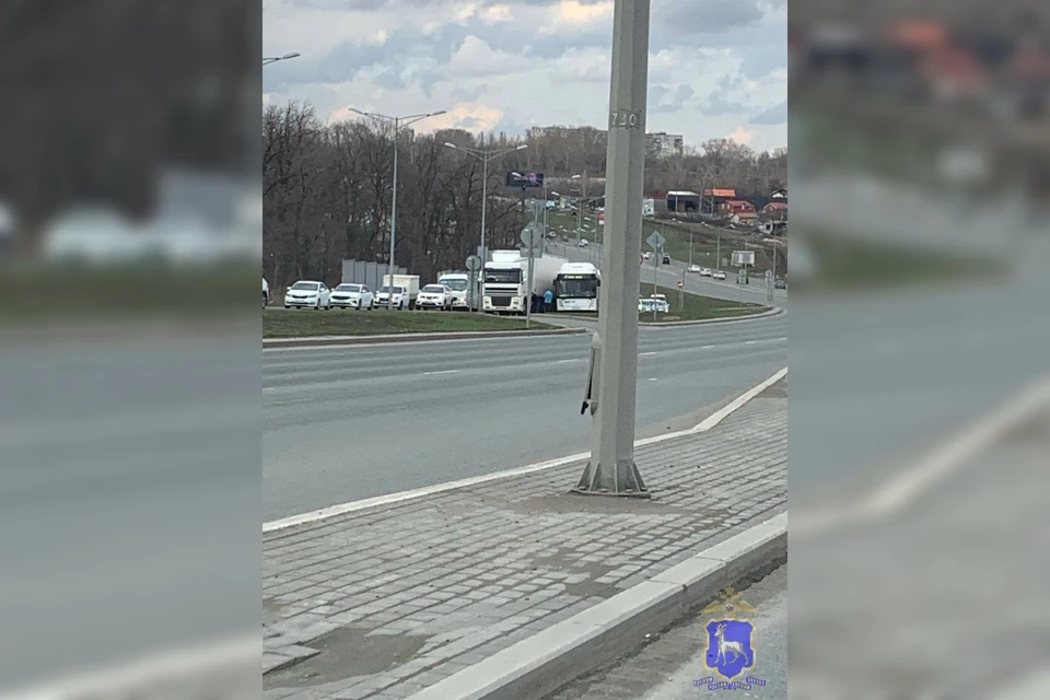 В момент аварии в салоне автобуса находилось примерно 15 пассажиров.