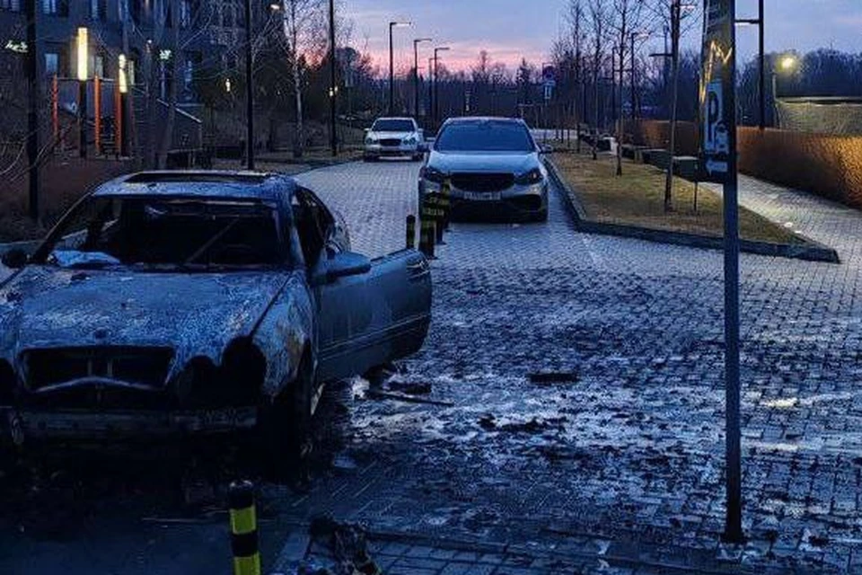 В Новосибирске ночью загорелся Mercedes-Benz без номеров. Фото: Предоставлено Анастасией