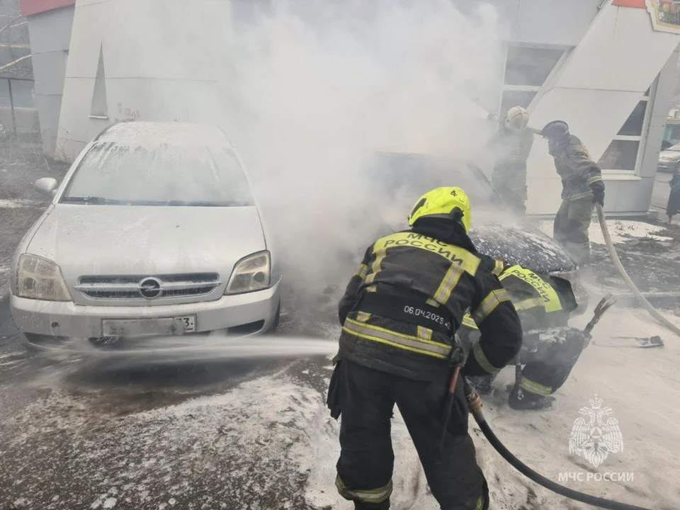 В Ульяновске на улице Самарской загорелся автомобиль | ФОТО: ГУ МЧС России по Ульяновской области