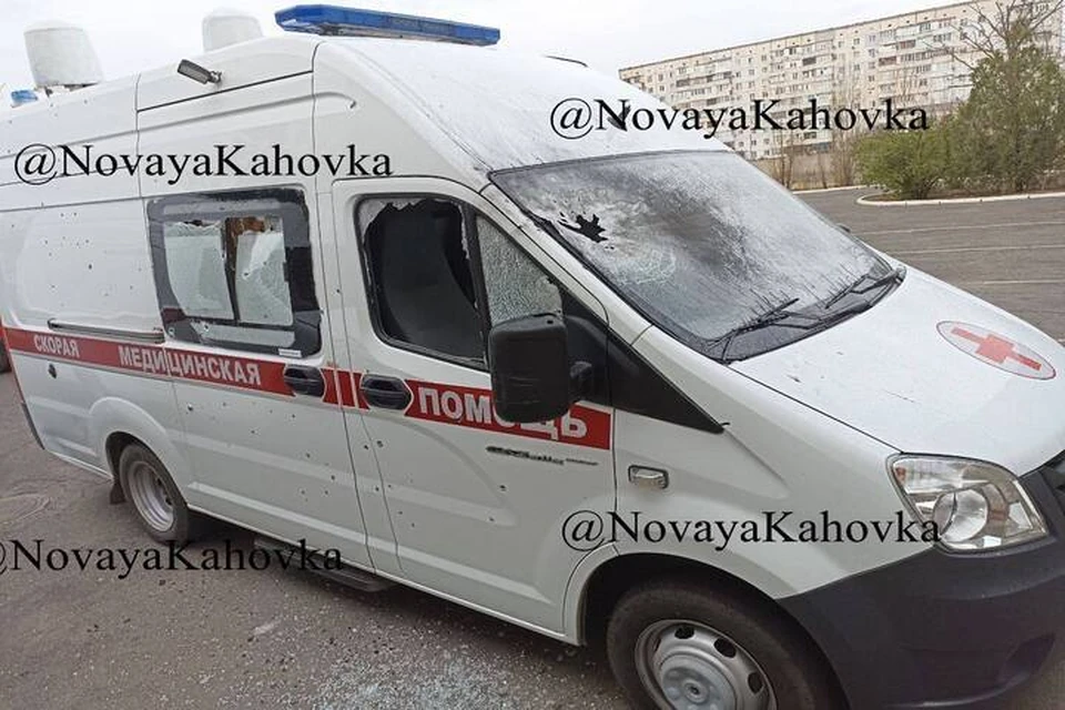 Две машины "скорой помощи" пострадало от бомбы с дрона ВСУ в Новой Каховке. Фото: тг-канал Виталия Гуры