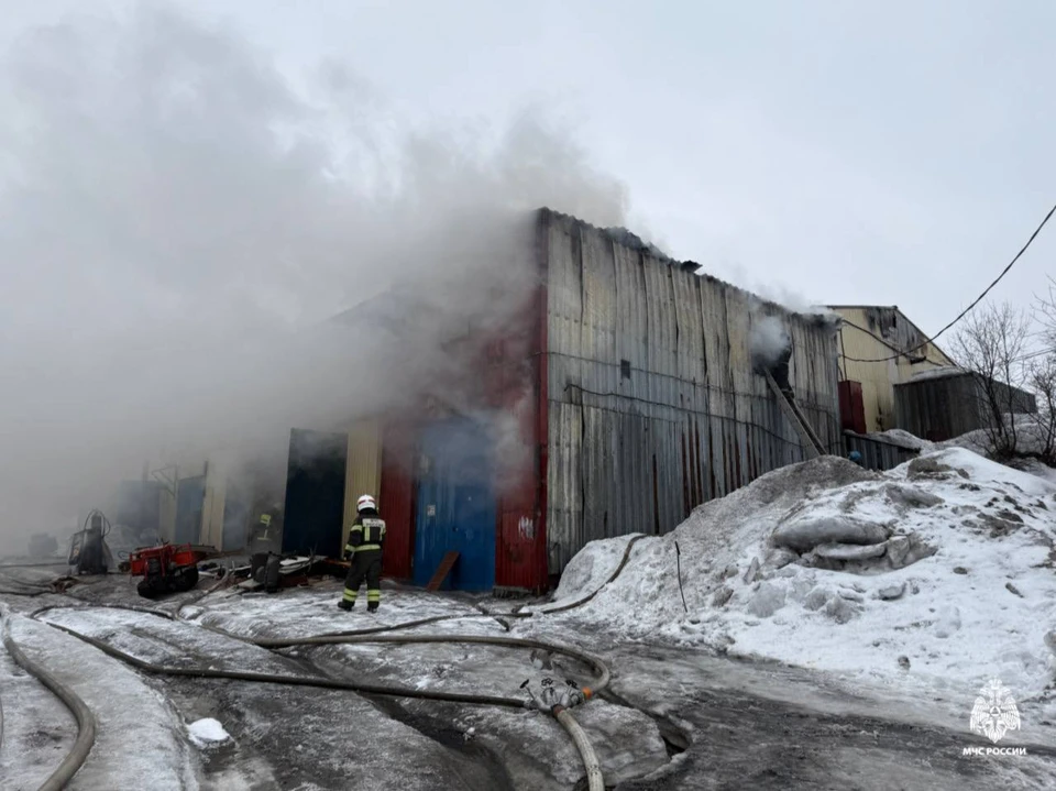 Площадь пожара составила почти 300 кв.м. Фото: МЧС по Мурманской области