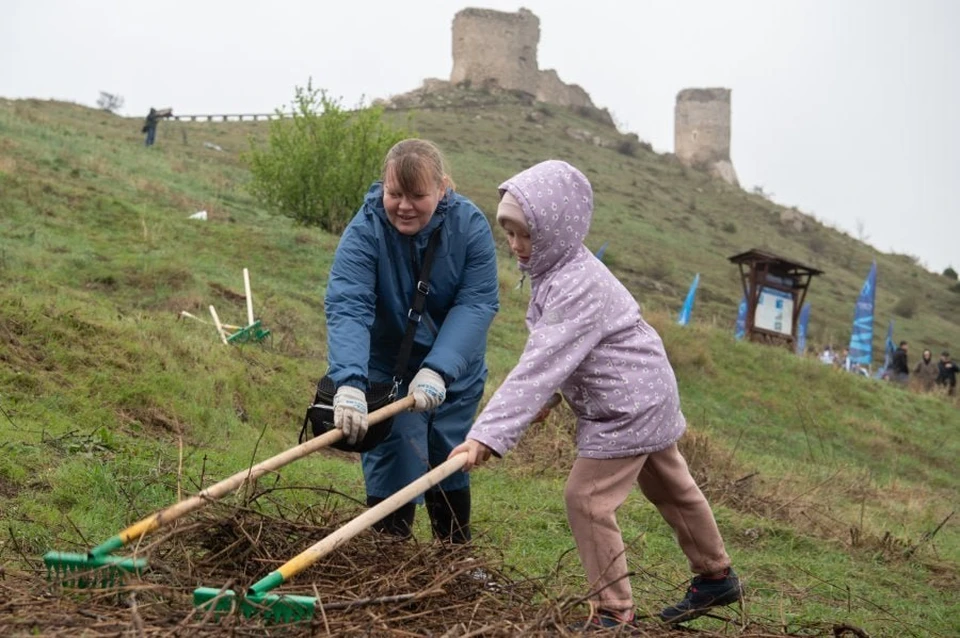 На общегородскую уборку вышли севастопольцы всех возрастов. Фото: sev.gov.ru