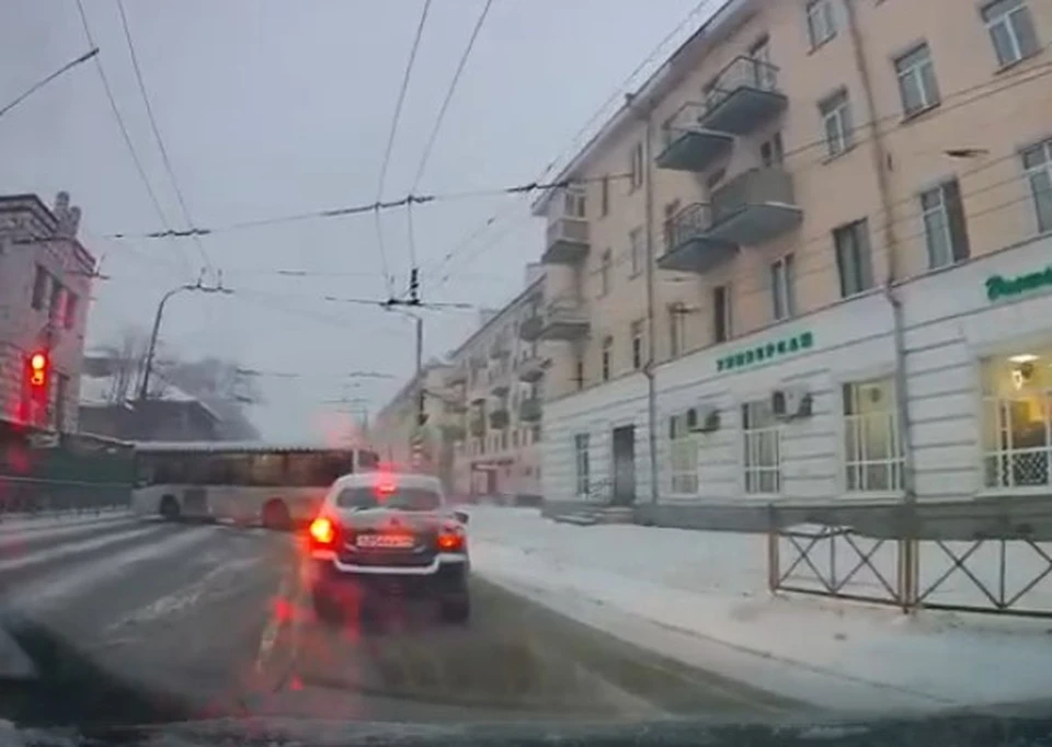 Фото: В Костроме автобус занесло после поворота/https://t.me/dtp44