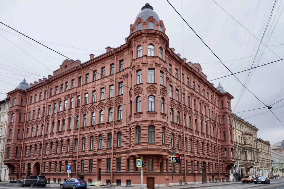 Здание выполнено в стиле эклектики с элементами неоренессанса и неогрека. Фото: КГИОП