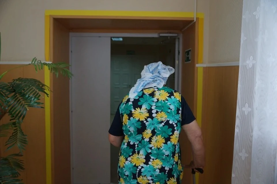 Пожилую женщину вернул домой сын