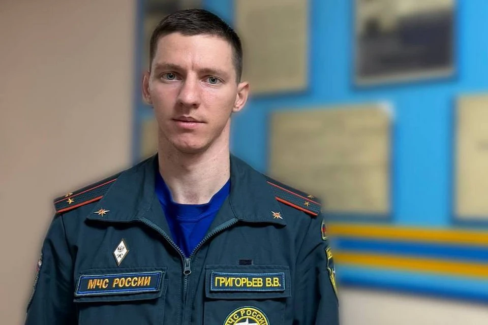 Инспектор МЧС из Новосибирска Владимир Григорьев по пути домой спас женщину из горящей квартиры. Фото: МЧС России